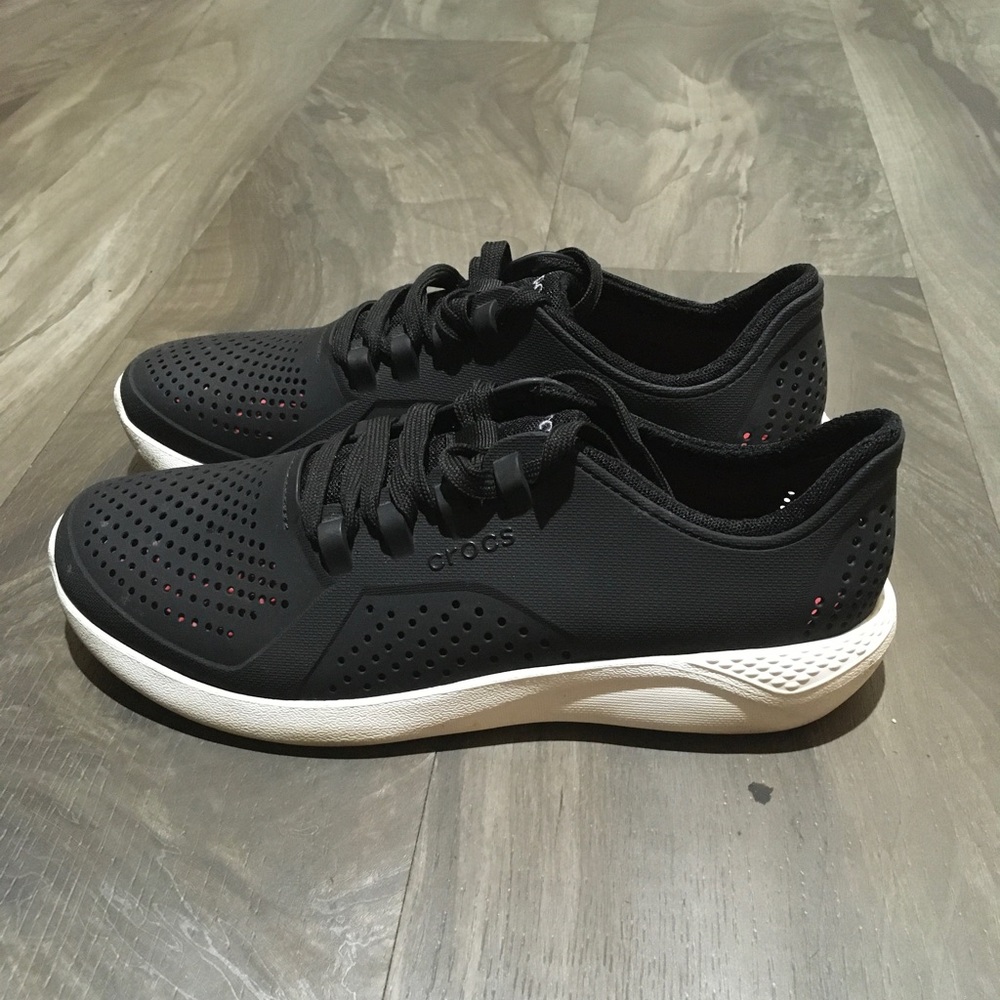 mens crocs shoes size 9. slightly worn once